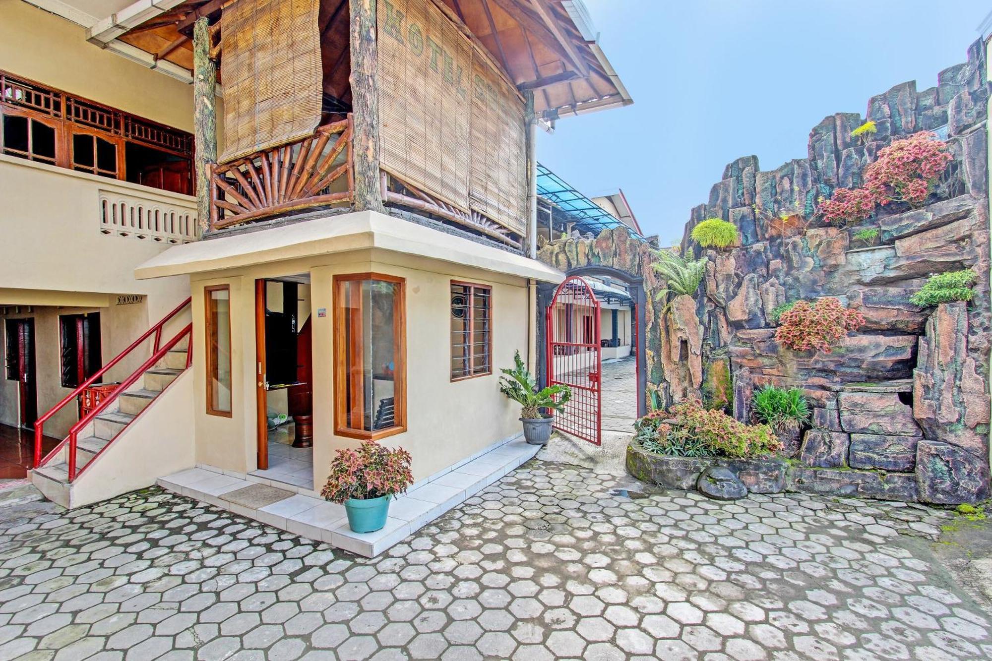 Oyo 91353 Hotel Surya Andesa Klaten ภายนอก รูปภาพ