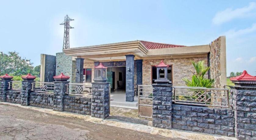 Oyo 91353 Hotel Surya Andesa Klaten ภายนอก รูปภาพ