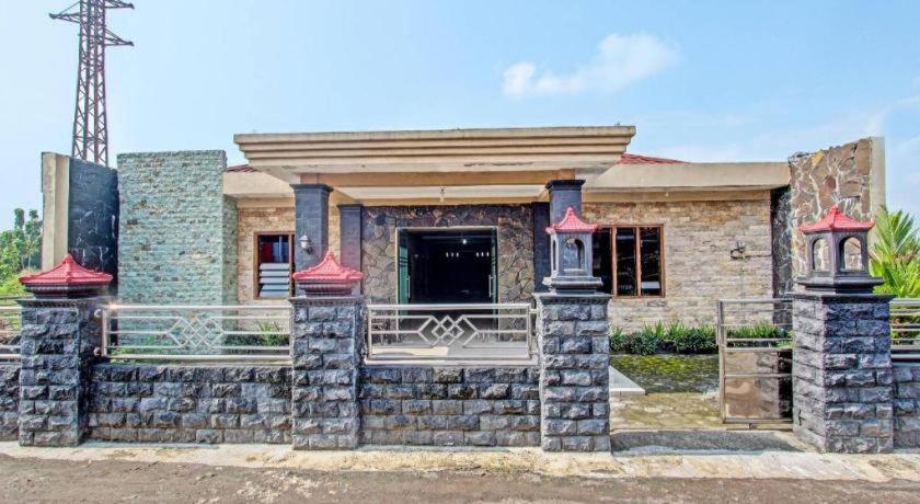 Oyo 91353 Hotel Surya Andesa Klaten ภายนอก รูปภาพ